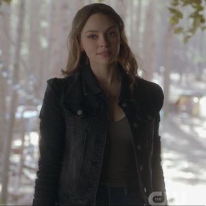 Hope Mikaelson’s H&M Ribbed Jersey Top!